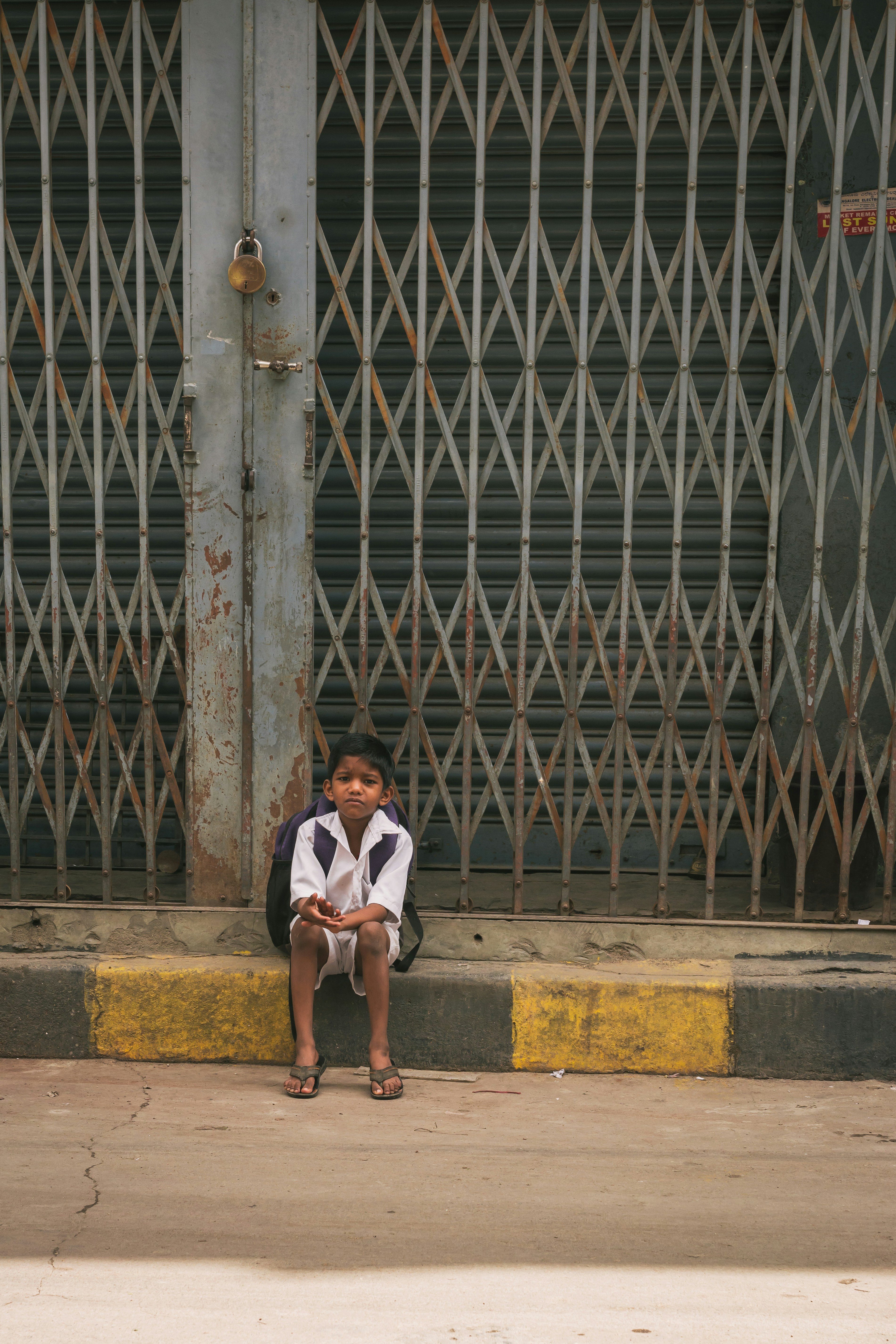氛围拍摄分类封面：雨夜柔焦与粉紫调性